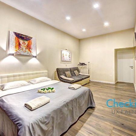 Two-Bedroom Apartment In The Center Near The National Sports Complex “Olympiyskiy” Kijów Zewnętrze zdjęcie
